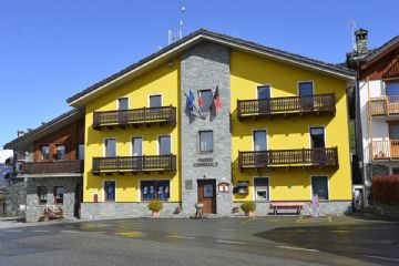 Mostra mercato della Scuola di Emar&#232;se
