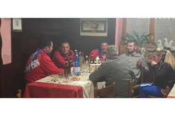 Dopo la partita, come documentato nella fotografia, vecchia e nuova guardia si sono confrontate alla ricerca delle strategie con cui affrontare le prossime partite. Ovviamente alla Trattoria Alpina, sede naturale dello tsan Emarese. 