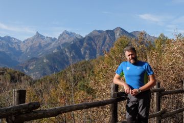 Franz Rossi con il Mont Avic alle spalle
