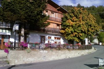 Il dehor del ristorante Lo Saros