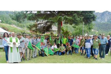 Gli Alpini posano durante la festa annuale