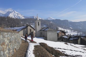 La chiesa di Sommarese dal sentiero