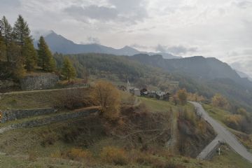 La frazione di Sommarese dalla poderale che fa parte della sesta tappa del trekking